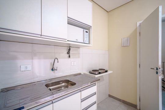 Cozinha de kitnet/studio para alugar com 1 quarto, 20m² em Rio Pequeno, São Paulo