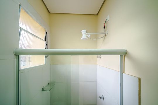 Banheiro de kitnet/studio para alugar com 1 quarto, 20m² em Rio Pequeno, São Paulo