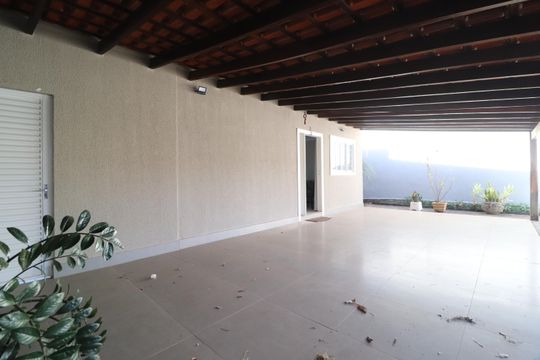 Área externa de casa para alugar com 3 quartos, 180m² em Umuarama, Uberlândia