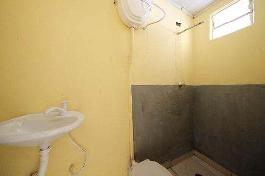 Banheiro social de casa para alugar com 1 quarto, 32m² em Parque Boturussu, São Paulo