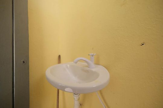 Banheiro social de casa para alugar com 1 quarto, 32m² em Parque Boturussu, São Paulo