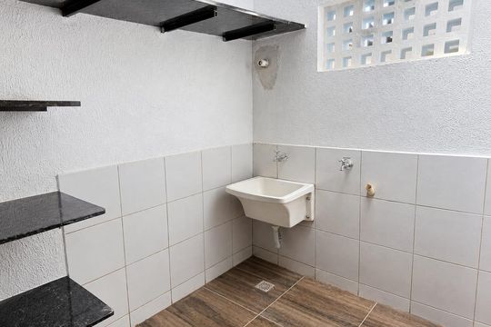 Área de serviço de casa de condomínio para alugar com 2 quartos, 170m² em Vila Santos Dumont, Aparecida de Goiânia