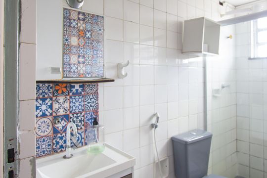 Banheiro de apartamento para alugar com 2 quartos, 56m² em Mutondo, São Gonçalo