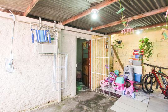 Área externa de casa à venda com 2 quartos, 60m² em Harmonia, Canoas