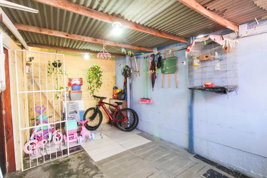 Área externa de casa à venda com 2 quartos, 60m² em Harmonia, Canoas