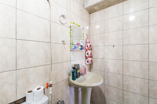 Banheiro social de casa à venda com 2 quartos, 60m² em Harmonia, Canoas