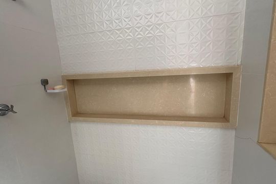 Banheiro da Suíte 1 de casa de condomínio para alugar com 1 quarto, 246m² em Castelânea, Petrópolis