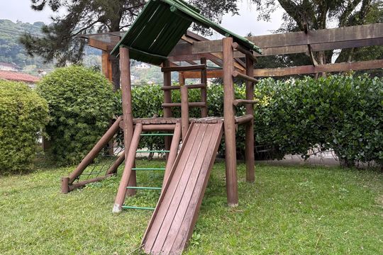 Área comum - parquinho de casa de condomínio para alugar com 5 quartos, 246m² em Castelânea, Petrópolis