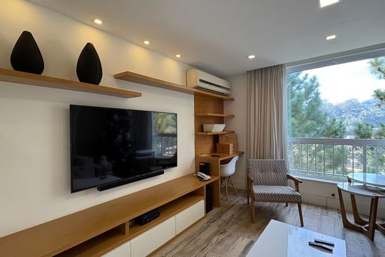 Sala de casa de condomínio para alugar com 5 quartos, 246m² em Castelânea, Petrópolis