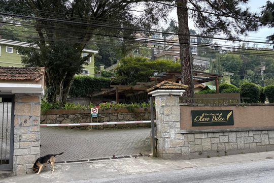 Fachada  de casa de condomínio para alugar com 5 quartos, 246m² em Castelânea, Petrópolis