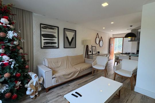 Sala de casa de condomínio para alugar com 5 quartos, 246m² em Castelânea, Petrópolis