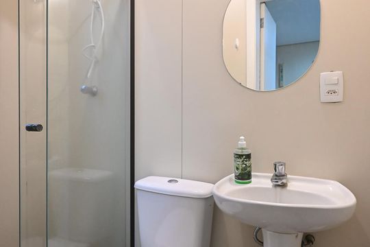 Banheiro de Serviço de apartamento para alugar com 3 quartos, 449m² em Vila Suzana, São Paulo