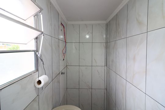 Banheiro de casa para alugar com 1 quarto, 60m² em Santo Antônio, Osasco
