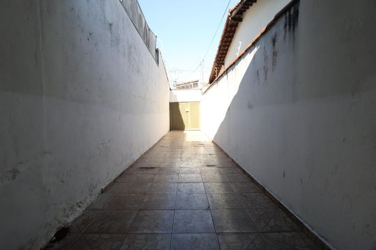 Garagem de casa para alugar com 3 quartos, 119m² em Santa Rosa, Uberlândia