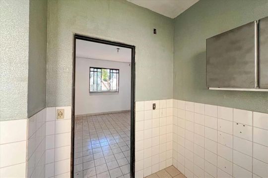 Banheiro social de apartamento para alugar com 2 quartos, 48m² em Sinimbu, Belo Horizonte