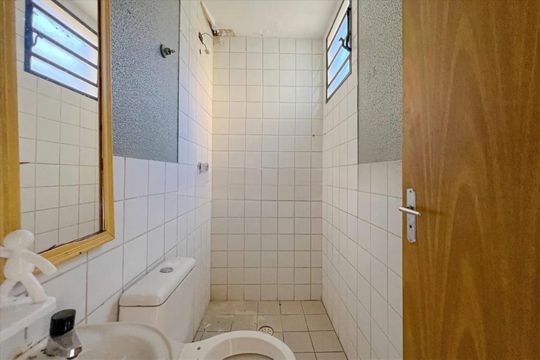 Banheiro social de apartamento para alugar com 2 quartos, 48m² em Sinimbu, Belo Horizonte