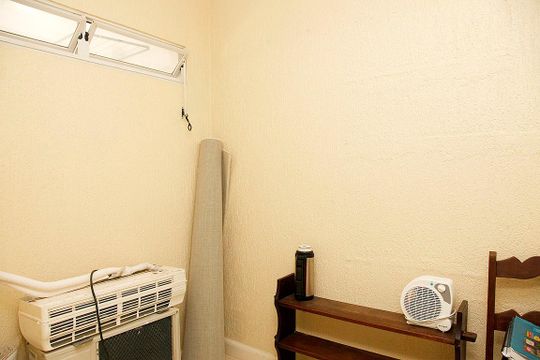 Quarto de serviço de apartamento à venda com 2 quartos, 106m² em Praia de Belas, Porto Alegre