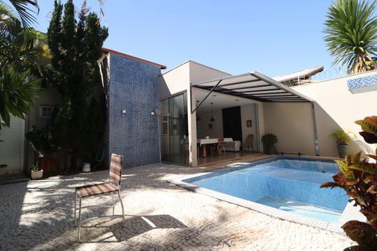 Piscina de casa para alugar com 4 quartos, 388m² em Morada da Colina, Uberlândia
