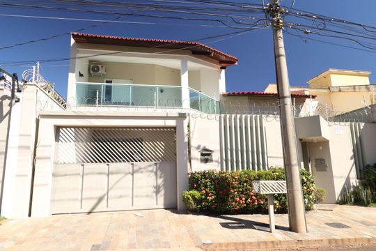 Fachada de casa para alugar com 4 quartos, 388m² em Morada da Colina, Uberlândia