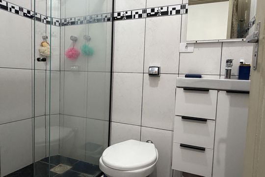 Banheiro de apartamento para alugar com 2 quartos, 60m² em José Menino, Santos