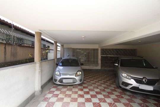 Garagem de casa à venda com 6 quartos, 370m² em Caiçaras, Belo Horizonte