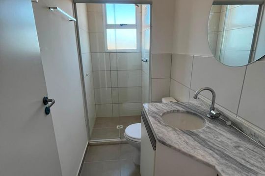 Banheiro de apartamento para alugar com 2 quartos, 50m² em Jardim Adelia Cavicchia Grotta, Limeira