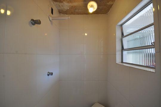 Banheiro de serviço de casa à venda com 3 quartos, 90m² em Parque Edu Chaves, São Paulo