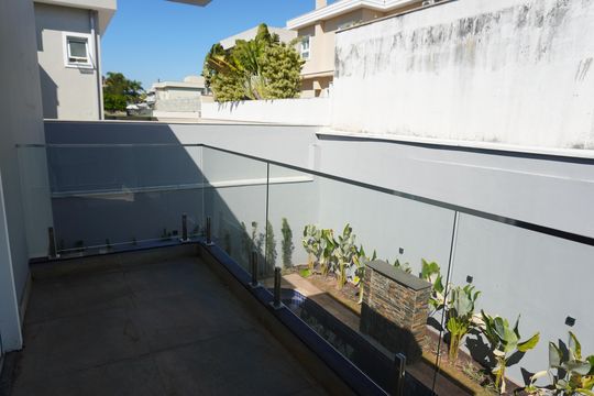 Sacada de casa de condomínio à venda com 3 quartos, 300m² em Alphaville, Barueri