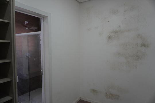 Closet da suíte 1 de casa de condomínio à venda com 3 quartos, 300m² em Alphaville, Barueri