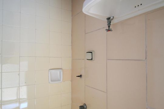 Banheiro de serviço de apartamento para alugar com 3 quartos, 74m² em Parque Santos Dumont, Taboão da Serra