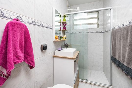 Banheiro de kitnet/studio para alugar com 1 quarto, 40m² em Centro Histórico, Porto Alegre