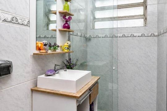 Banheiro de kitnet/studio para alugar com 1 quarto, 40m² em Centro Histórico, Porto Alegre