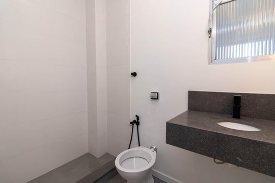 Banheiro de apartamento à venda com 1 quarto, 44m² em Centro Histórico, Porto Alegre