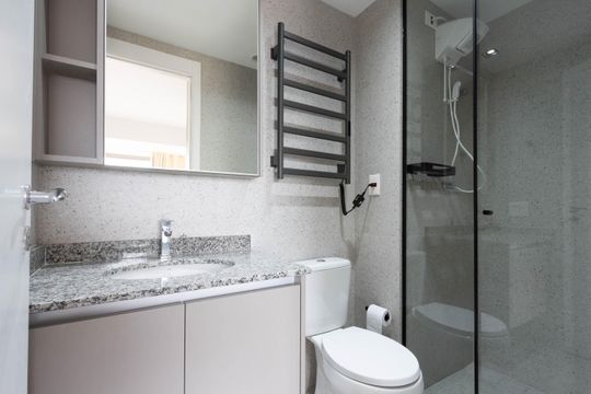 Banheiro de kitnet/studio para alugar com 1 quarto, 44m² em Pompeia, São Paulo