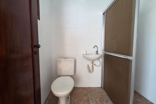 Banheiro de serviço de casa para alugar com 3 quartos, 197m² em Canto do Forte, Praia Grande