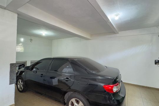 Garagem de casa à venda com 3 quartos, 221m² em Jardim Sao Luiz, São Paulo