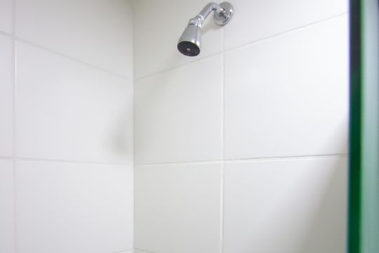 Banheiro de apartamento para alugar com 2 quartos, 80m² em Maria Paula, São Gonçalo