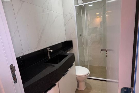 Banheiro de apartamento para alugar com 2 quartos, 33m² em Veleiros, São Paulo