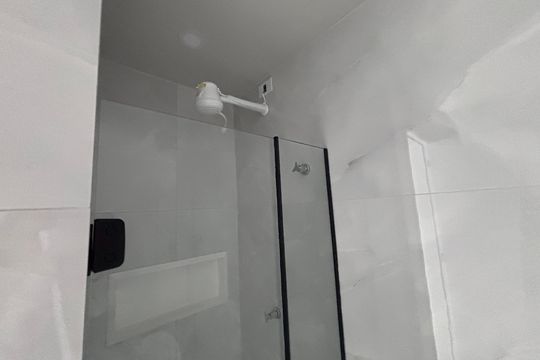 Banheiro de apartamento para alugar com 1 quarto, 33m² em Recreio dos Bandeirantes, Rio de Janeiro