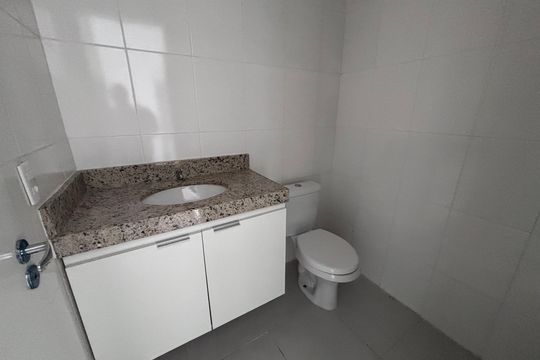 Banheiro de apartamento para alugar com 1 quarto, 33m² em Recreio dos Bandeirantes, Rio de Janeiro