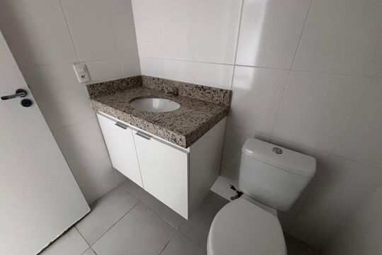 Banheiro de apartamento para alugar com 1 quarto, 33m² em Recreio dos Bandeirantes, Rio de Janeiro