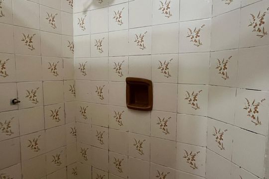 Banheiro social de kitnet/studio para alugar com 1 quarto, 35m² em Centro, Campinas