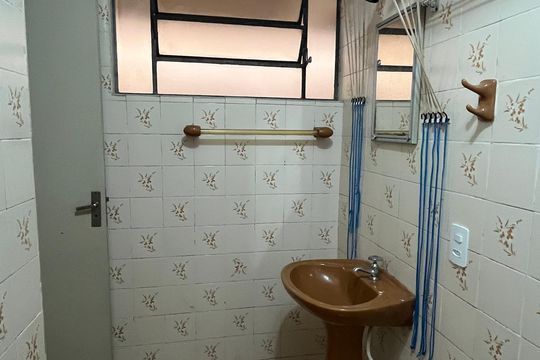 Banheiro social de kitnet/studio para alugar com 1 quarto, 35m² em Centro, Campinas