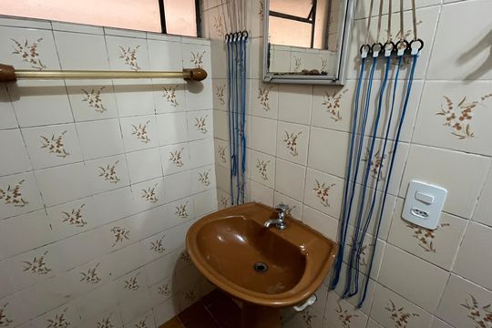 Banheiro social de kitnet/studio para alugar com 1 quarto, 35m² em Centro, Campinas