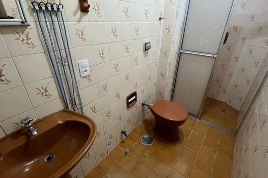 Banheiro social de kitnet/studio para alugar com 1 quarto, 35m² em Centro, Campinas