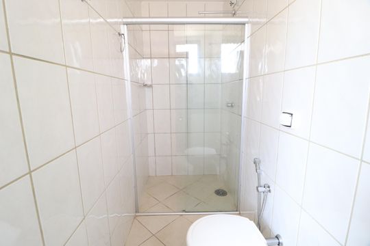 Banheiro do Quarto 2 de apartamento para alugar com 3 quartos, 110m² em Centro, Uberlândia