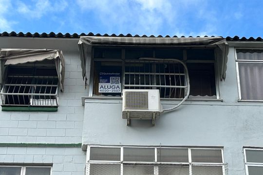 Fachada + placa de apartamento para alugar com 3 quartos, 58m² em Quintino Bocaiúva, Rio de Janeiro