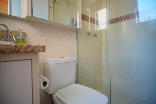 Banheiro da Suíte de apartamento à venda com 3 quartos, 64m² em Jardim Itú, Porto Alegre