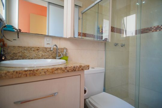 Banheiro da Suíte de apartamento à venda com 3 quartos, 64m² em Jardim Itú, Porto Alegre
