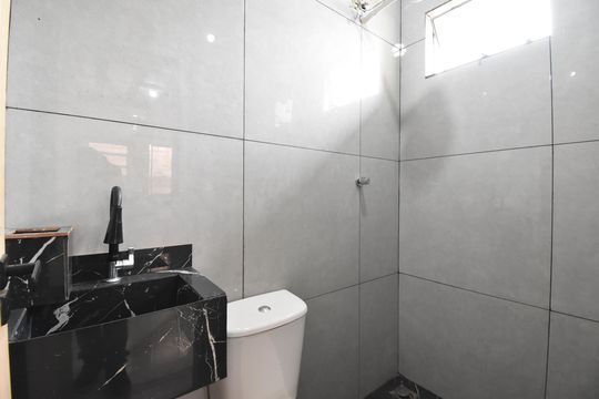 Banheiro de casa para alugar com 2 quartos, 45m² em Águas Belas, São José dos Pinhais